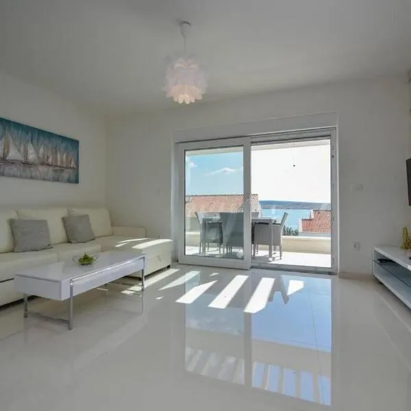 BlueBay Apartments, hotel in Kustići