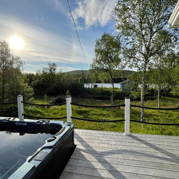 Villa Arktika porealtaallinen mökki Nuorgamissa Tenojoen ja tunturien vieressä, hotel en Nuorgam