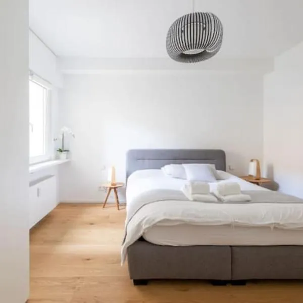 Wonderful Two Bedroom Apartment at Limpertsberg with Parking, near Tram, hotel in Luxembourg