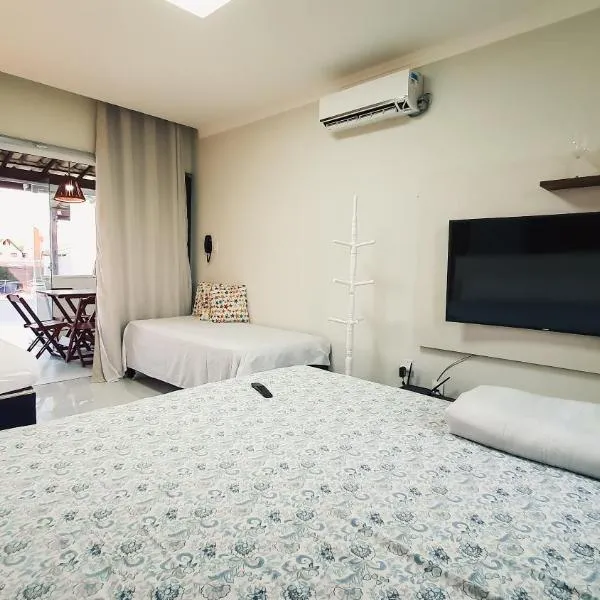 Confortável casa em Arembepe,100 metros da Praia com Churrasqueira Piscina e Wi-fi, hotel in Arembepe