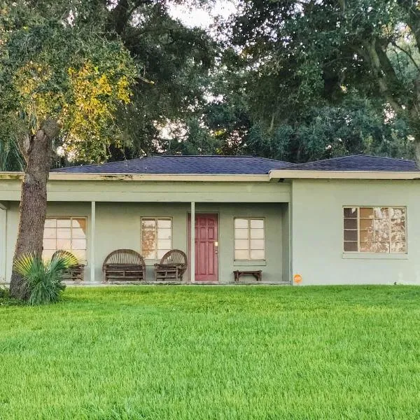 Lake Views & Private Porch: Auburndale Family Home, hotelli kohteessa Auburndale