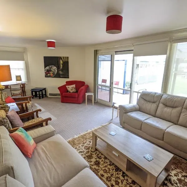 The F Project Residence - whole house, hotel in Warrnambool