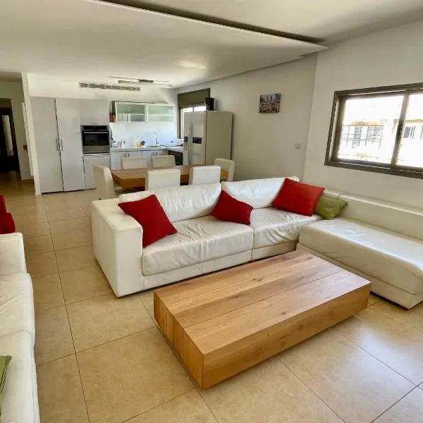 Beautiful 2-bedroom condo in the heart of Tel Aviv, hotel in Tel Aviv