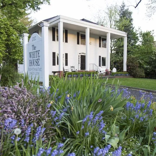 The White House Bed and Breakfast, hotel v destinaci Medford