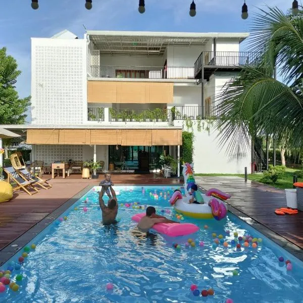 The Modeva Hotel, hotel in Ban Ko Samrong