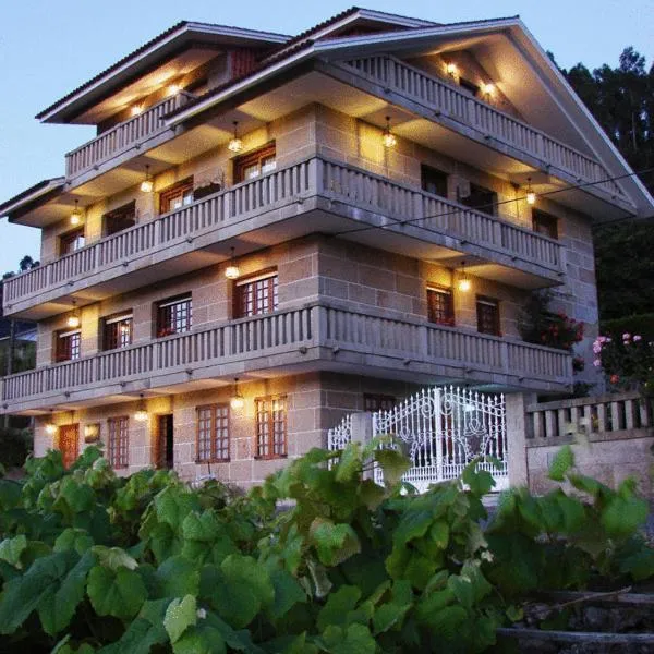 As Adegas, hotel in Poio