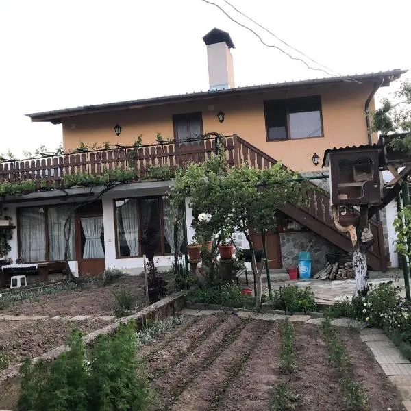 Къща за гости Градината, hotel v destinaci Dobriniště