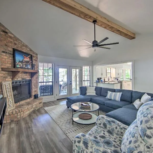 Luxe Lakehouse with Sunset Views on Lake Palestine!, hotel in Flint