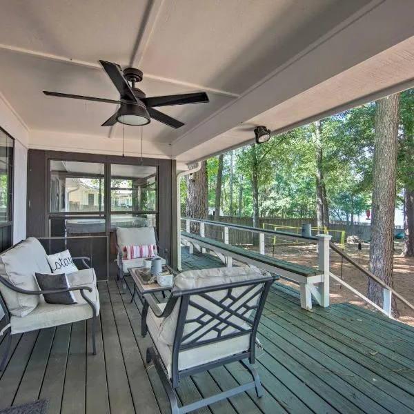 Luxe Lakehouse with Sunset Views on Lake Palestine!, hotel v destinaci Flint
