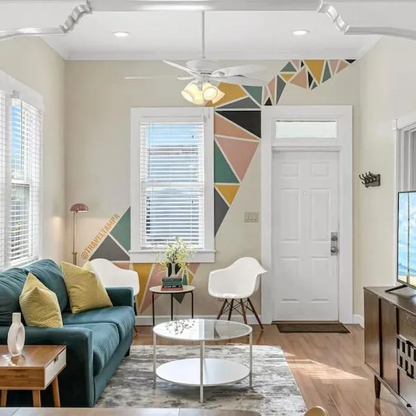 Modern Bungalow less than 4 blocks to 7th Ave in Ybor, hotel in Tampa