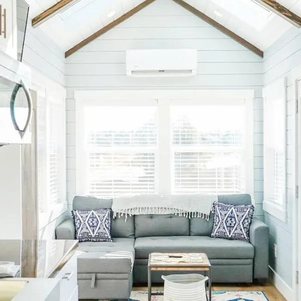 Charming Tiny Home with private deck and bbq, khách sạn ở Apple Valley