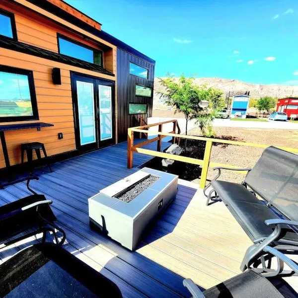 Designer Modern Tiny Home w All of The Amenities, hôtel à Apple Valley