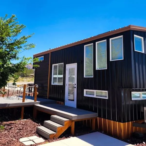 New modern & relaxing Tiny House w deck near ZION, hotelli kohteessa Hildale