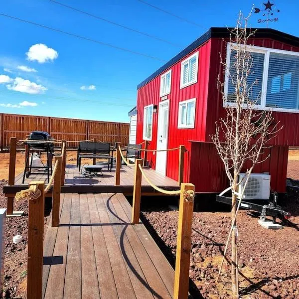Romantic Tiny home with private deck โรงแรมในApple Valley