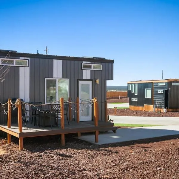 Under The Sea Tiny Home, hotel di Apple Valley