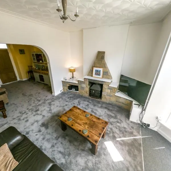 NEWTON HEATH APARTMENT -750mtrs to beach - Spacious ground floor - Sleeps 6、ポースコールのホテル