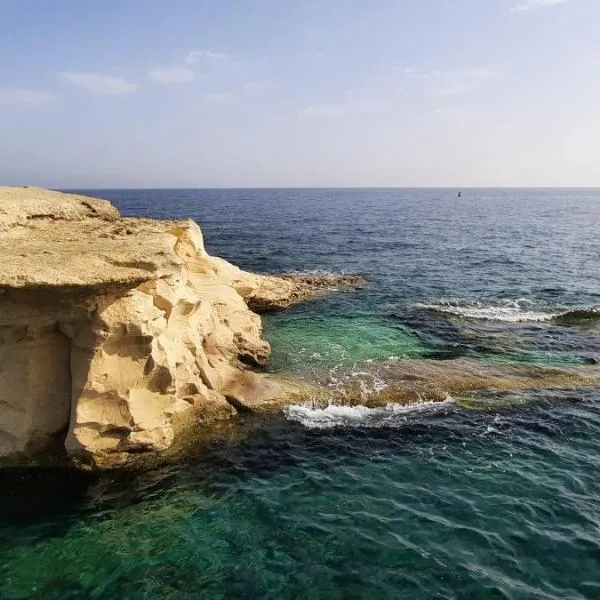 Lovely 3-bedroom apartment in Marsalforn, Gozo!, hotel v destinaci Marsalforn
