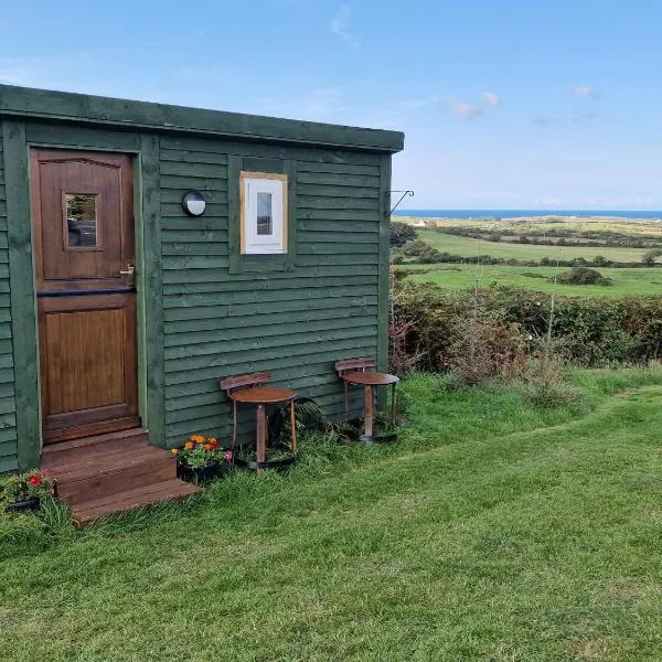 Stunning 1-Bed shepherd hut in Holyhead, hotel in Cemaes Bay