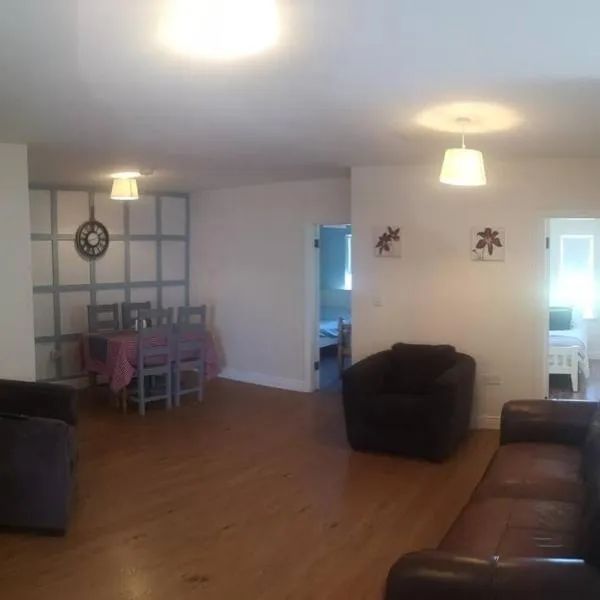 Spacious and warm 2 bedroom apartment sleeps up to 5, hotel in Athy