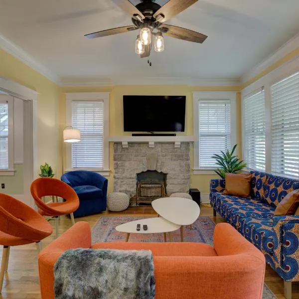 Spacious Bungalow with 6 Beds, Games, and Fire Pit - Close to Beale Street, BBQ, Graceland, & Liberty Bowl, hotel in Memphis