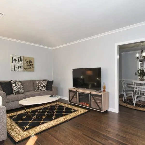 BLUE FLAMINGO'S CHARMING HOME-Heart of Tulsa2- Cherry St-Expo-11th, khách sạn ở Tulsa