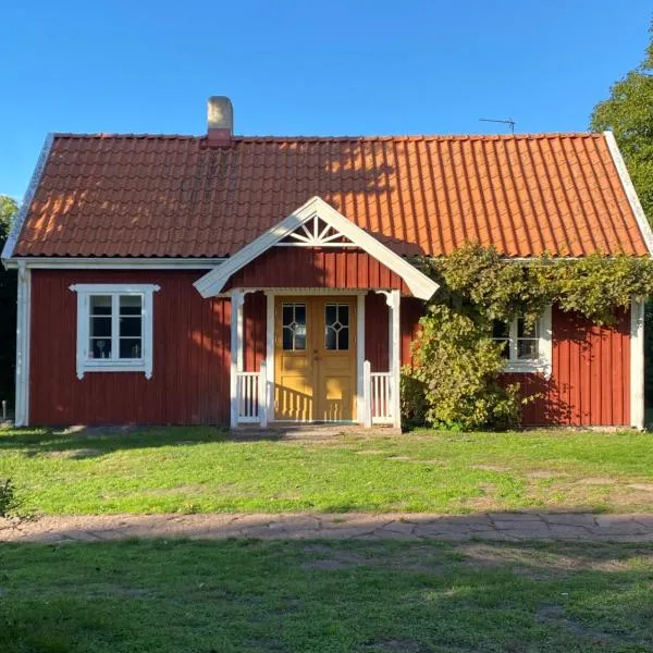 Bo i egen stuga på härlig ölandsgård, hotel in Nedra Sandby