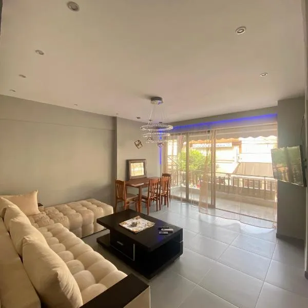 Central Square Family Apartment, hotel Néa Kalikrátiában
