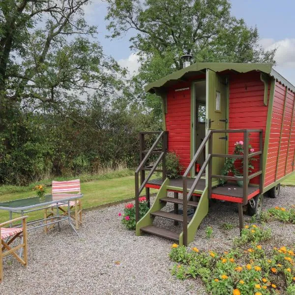 Tilly Gypsy-style Caravan Hut, hotel in Brecon