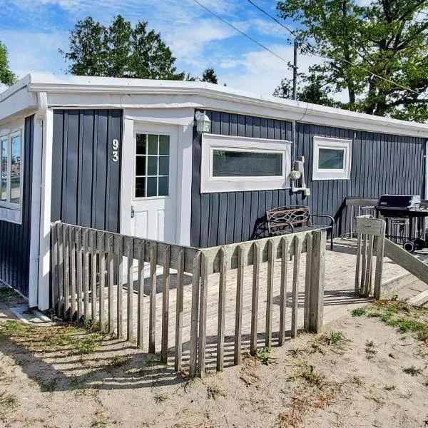 Main Beach River Retreat - Wasaga Beach 1 - Main Strip - 93 Mosley St, hotel en Wasaga Beach