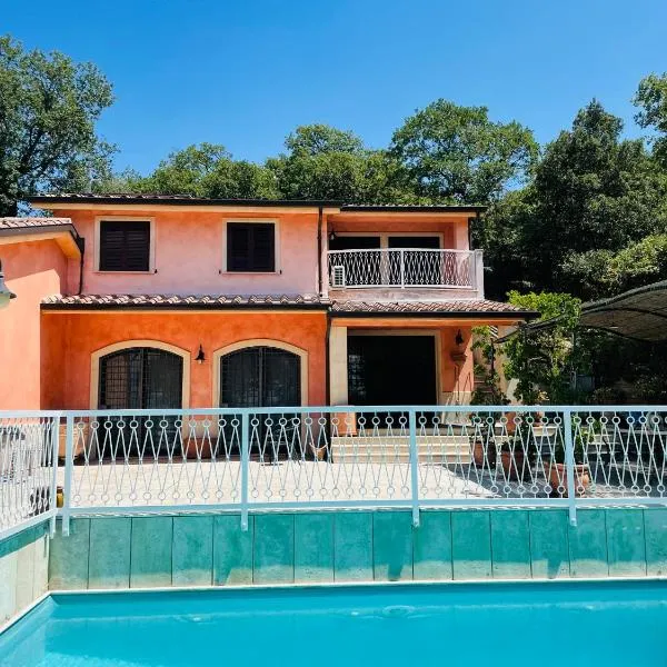 Villa con piscina sul lago, hotell i San Feliciano