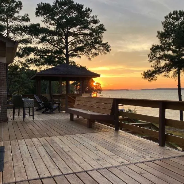 Gilbert Lakefront Retreat with Private Dock!, hotel v destinaci Hollywood Point