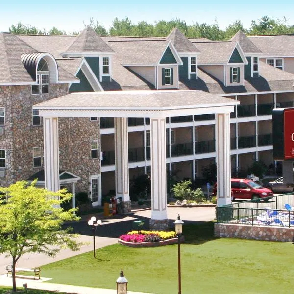 Crown Choice Inn & Suites Lakeview and Waterpark, hotel v destinaci Mackinaw City