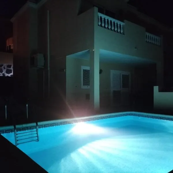 Casa Mariben, Vacation Rental home Vv 3 Bedrooms private pool with sea views, viešbutis Kaljao Salvachėje