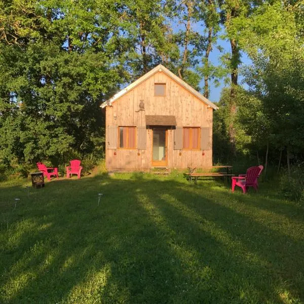 Tiny-House sous les arbres et les oiseaux, hotel in Fontenoy