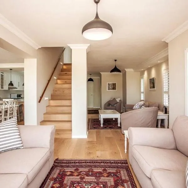 Beachfront Apartment @ Summerseas, hotel di Summerstrand