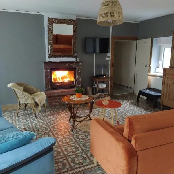 Charmante maison avec cheminée, grand jardin et boxe chevaux, hotel em Saint-Hilaire-sur-Helpe