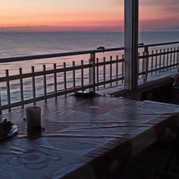 SUNSET ROOM AT FRONT BEACH - HABITACION EN LA PLAYA Piso privado, hotel i Benifairó de Valldigna