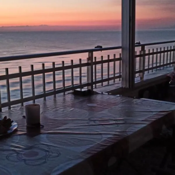 SUNSET ROOM AT FRONT BEACH - HABITACION EN LA PLAYA Piso privado, hotel in Benifairó de Valldigna