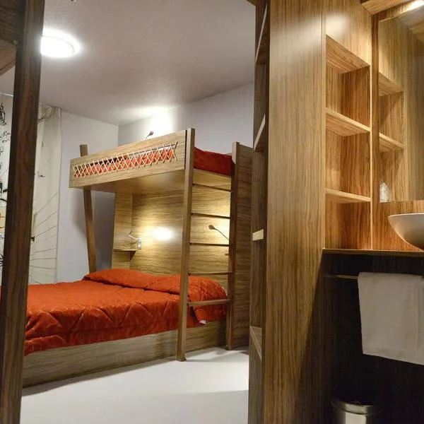 Hôtel Du Parc - Pirates, hotel v destinaci Chasseneuil-du-Poitou