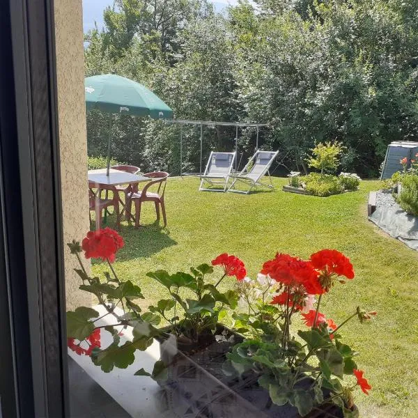 Appartement en rez de jardin, hotelli kohteessa Tours-en-Savoie