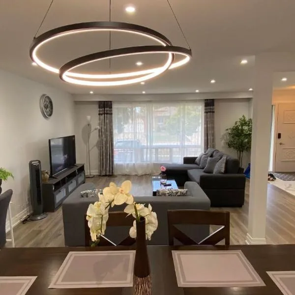 Spectacular 3 BR 2 WR House - Close to Airport, מלון בטורונטו