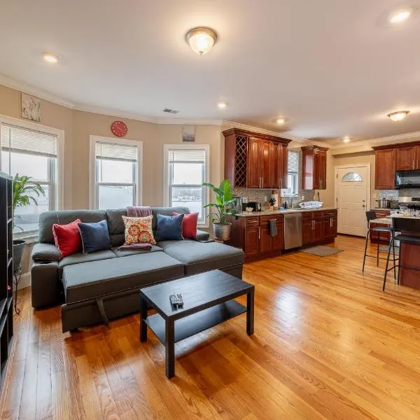 90 - 4BR Dorchester - Sleek Apt near Marina Bay, khách sạn ở Boston