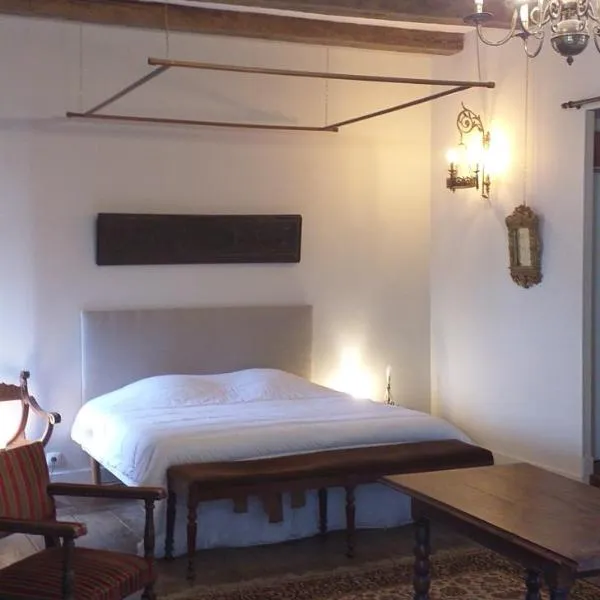 Chambre Renaissance au Château de Champagne-Mouton, hotel v destinácii Champagne-Mouton