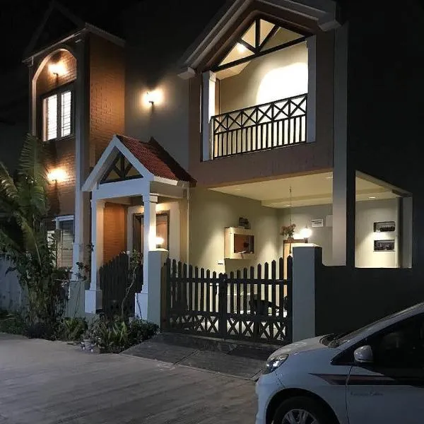 Entire Craftsman house with 2 Bedrooms kitchen and more, hotel din Māndhar