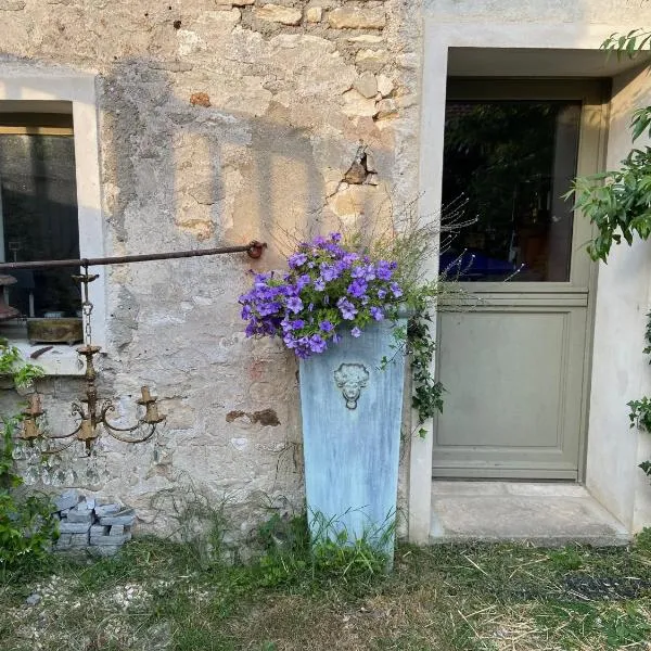 Suite privée avec accès jardin en coeur de village, hotel v destinaci Guerville