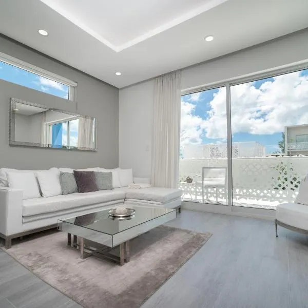 Luxury 1 bed apartment near Seven Mile Beach at The Grove - Villa Deluxe, hotel in Upper Land