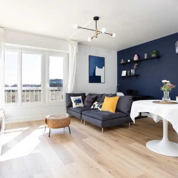 Renovated apartment metro, parking included, near Porte Versaille, hôtel à Vanves