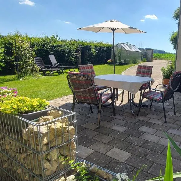 Ruhig gelegene Ferienwohnung im Grünen mit Terrasse und kleinem Garten, hotel in Rotthalmünster