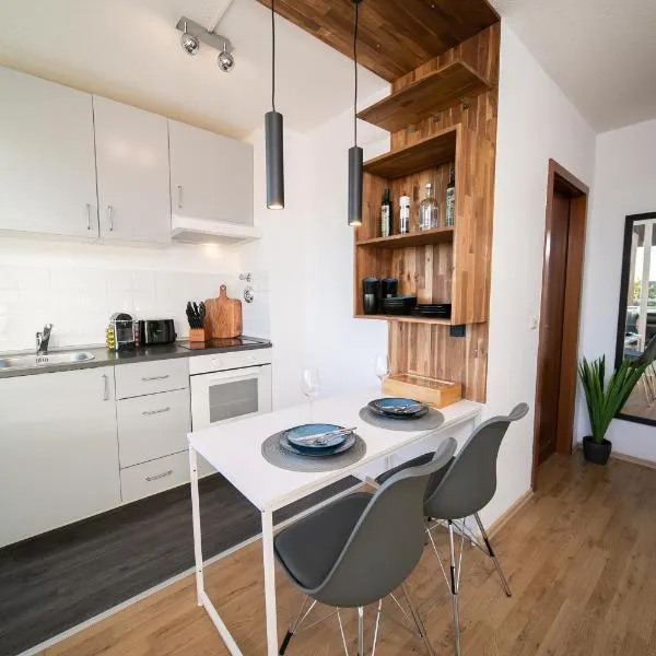 Studio WHITE - Central - Balcony - Fair - Kitchen, hotel in Neuss