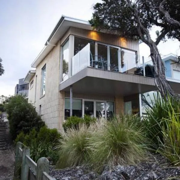 Battery Cove Beach Front Apartment: Port Fairy şehrinde bir otel